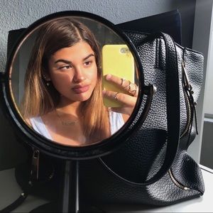 Meet your Posher, Claudia